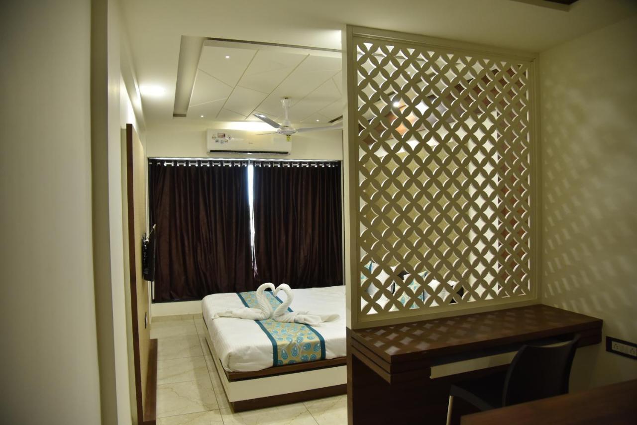 Hotel Savera Inn Morbi Exteriör bild