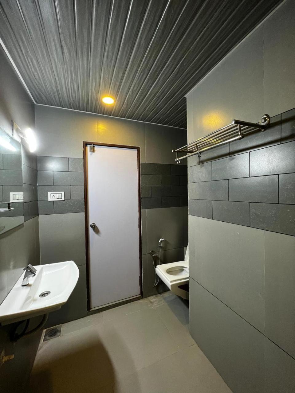 Hotel Savera Inn Morbi Exteriör bild